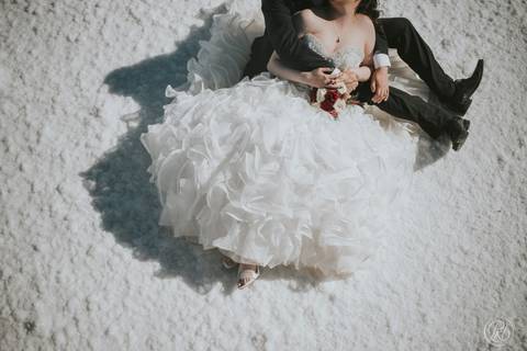 wedding photographer bolivia , Uyuni Salt Flats Photoshoot , Salar de uyuni bolivia Fotografia de bodas '