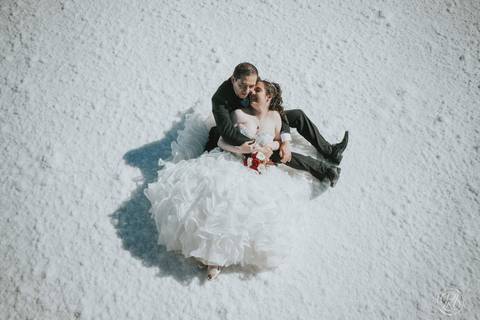 wedding photographer bolivia , Uyuni Salt Flats Photoshoot , Salar de uyuni bolivia Fotografia de bodas '