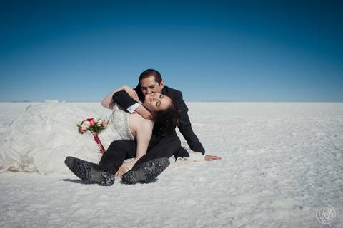 wedding photographer bolivia , Uyuni Salt Flats Photoshoot , Salar de uyuni bolivia Fotografia de bodas '