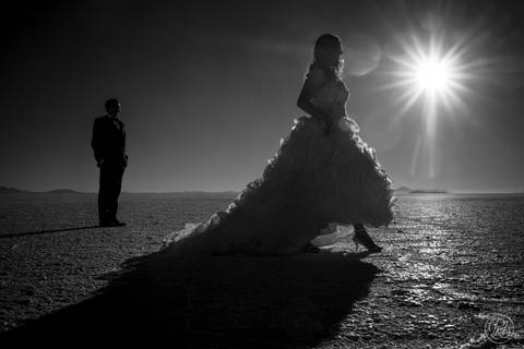 wedding photographer bolivia , Uyuni Salt Flats Photoshoot , Salar de uyuni bolivia Fotografia de bodas '