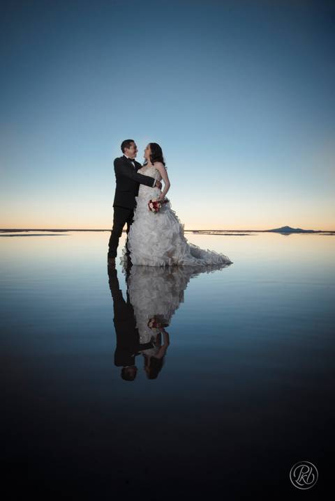 wedding photographer bolivia , Uyuni Salt Flats Photoshoot , Salar de uyuni bolivia Fotografia de bodas '