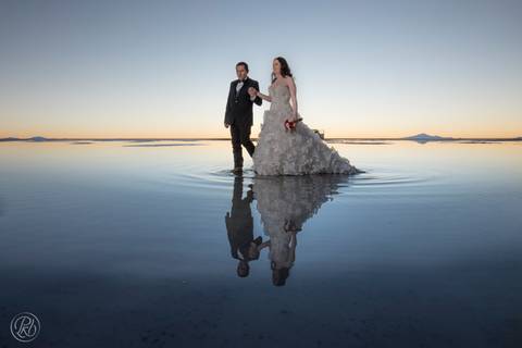 wedding photographer bolivia , Uyuni Salt Flats Photoshoot , Salar de uyuni bolivia Fotografia de bodas '