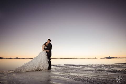 wedding photographer bolivia , Uyuni Salt Flats Photoshoot , Salar de uyuni bolivia Fotografia de bodas '
