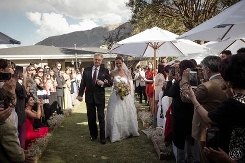 Boda en jardin, La  Paz, Bolivia, novios, ceremonia, boda cristiana, rio abajo, valencia'