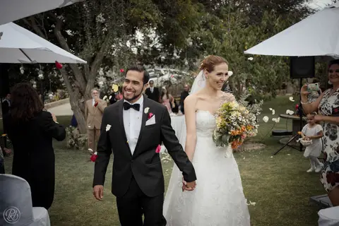 Boda en jardin, La  Paz, Bolivia, novios, ceremonia, boda cristiana, rio abajo, valencia'