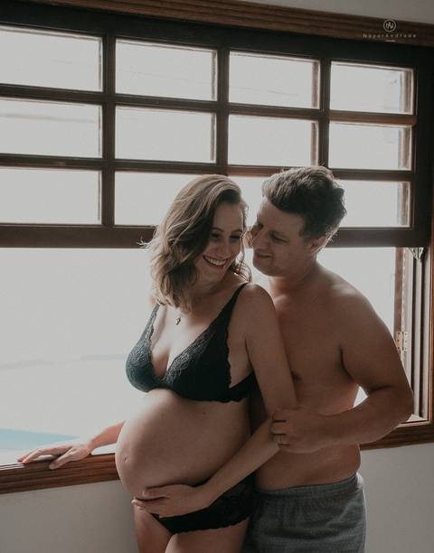 ensaio gestante lifestyle casal apaixonado mamae gestante e cachorro familia fotografa nayara andrade'
