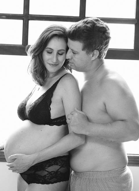 ensaio gestante lifestyle casal apaixonado mamae gestante e cachorro familia fotografa nayara andrade'