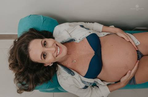 ensaio gestante lifestyle casal apaixonado mamae gestante e cachorro familia fotografa nayara andrade'