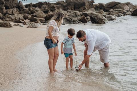 ensaio gestante  feito na praia do guaruja em familia com fotografa premiada vencedora do oscar nayara andrade '