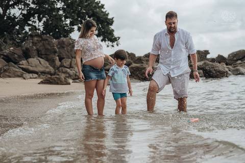 ensaio gestante  feito na praia do guaruja em familia com fotografa premiada vencedora do oscar nayara andrade '