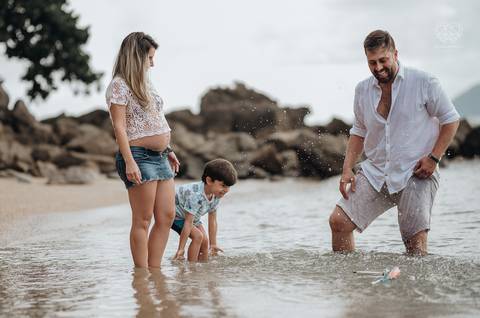 ensaio gestante  feito na praia do guaruja em familia com fotografa premiada vencedora do oscar nayara andrade '