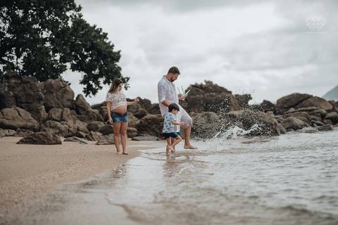 ensaio gestante  feito na praia do guaruja em familia com fotografa premiada vencedora do oscar nayara andrade '