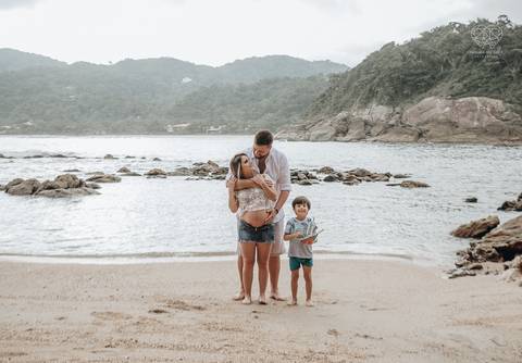 ensaio gestante  feito na praia do guaruja em familia com fotografa premiada vencedora do oscar nayara andrade '