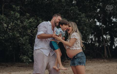 ensaio gestante  feito na praia do guaruja em familia com fotografa premiada vencedora do oscar nayara andrade '