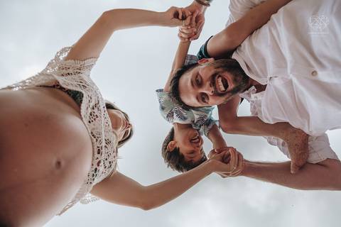 ensaio gestante  feito na praia do guaruja em familia com fotografa premiada vencedora do oscar nayara andrade '