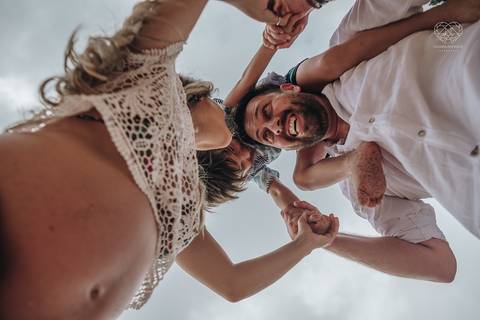 ensaio gestante  feito na praia do guaruja em familia com fotografa premiada vencedora do oscar nayara andrade '