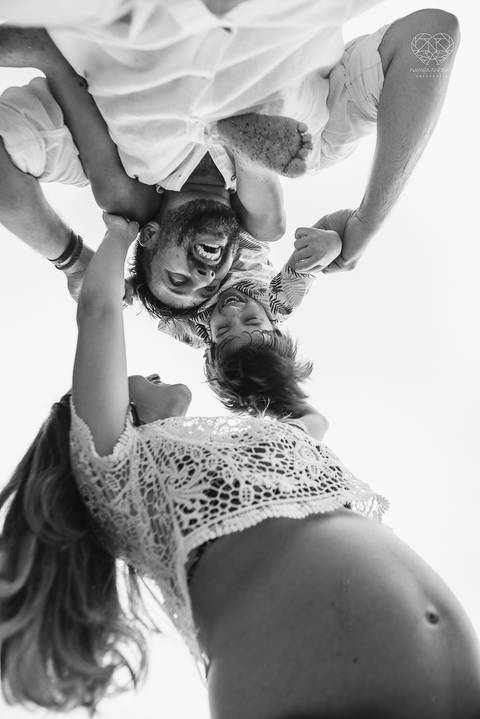 ensaio gestante  feito na praia do guaruja em familia com fotografa premiada vencedora do oscar nayara andrade '