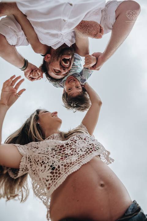 ensaio gestante  feito na praia do guaruja em familia com fotografa premiada vencedora do oscar nayara andrade '