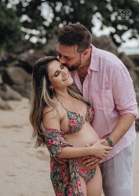 ensaio gestante  feito na praia do guaruja em familia com fotografa premiada vencedora do oscar nayara andrade '