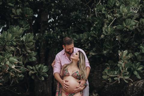 ensaio gestante  feito na praia do guaruja em familia com fotografa premiada vencedora do oscar nayara andrade '