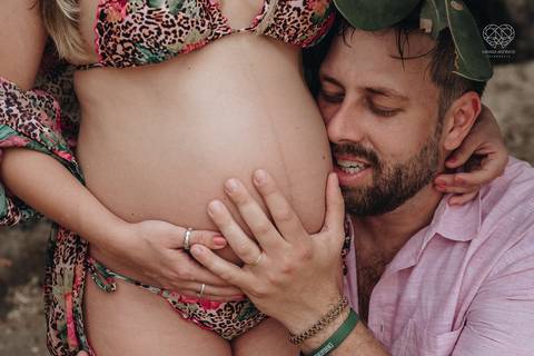 ensaio gestante  feito na praia do guaruja em familia com fotografa premiada vencedora do oscar nayara andrade '