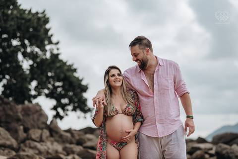 ensaio gestante  feito na praia do guaruja em familia com fotografa premiada vencedora do oscar nayara andrade '