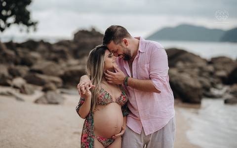 ensaio gestante  feito na praia do guaruja em familia com fotografa premiada vencedora do oscar nayara andrade '