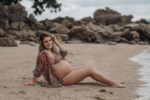 ensaio gestante  feito na praia do guaruja em familia com fotografa premiada vencedora do oscar nayara andrade '