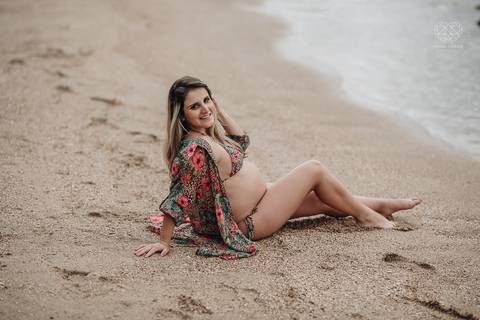 ensaio gestante  feito na praia do guaruja em familia com fotografa premiada vencedora do oscar nayara andrade '