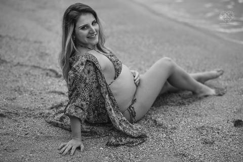 ensaio gestante  feito na praia do guaruja em familia com fotografa premiada vencedora do oscar nayara andrade '