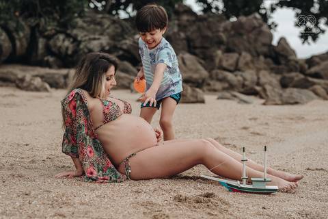 ensaio gestante  feito na praia do guaruja em familia com fotografa premiada vencedora do oscar nayara andrade '