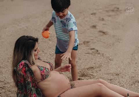 ensaio gestante  feito na praia do guaruja em familia com fotografa premiada vencedora do oscar nayara andrade '