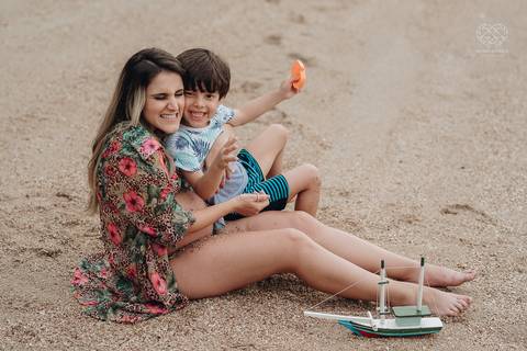 ensaio gestante  feito na praia do guaruja em familia com fotografa premiada vencedora do oscar nayara andrade '