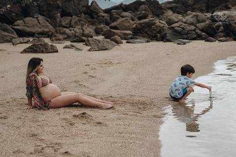 ensaio gestante  feito na praia do guaruja em familia com fotografa premiada vencedora do oscar nayara andrade '