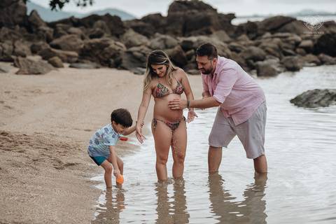 ensaio gestante  feito na praia do guaruja em familia com fotografa premiada vencedora do oscar nayara andrade '