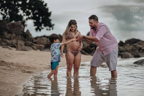ensaio gestante  feito na praia do guaruja em familia com fotografa premiada vencedora do oscar nayara andrade '