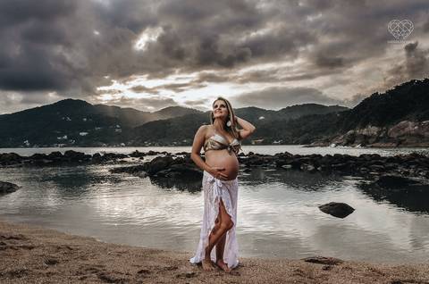 ensaio gestante  feito na praia do guaruja em familia com fotografa premiada vencedora do oscar nayara andrade '