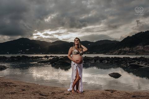 ensaio gestante  feito na praia do guaruja em familia com fotografa premiada vencedora do oscar nayara andrade '