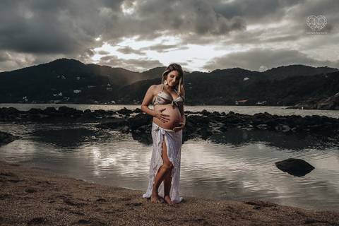 ensaio gestante  feito na praia do guaruja em familia com fotografa premiada vencedora do oscar nayara andrade '