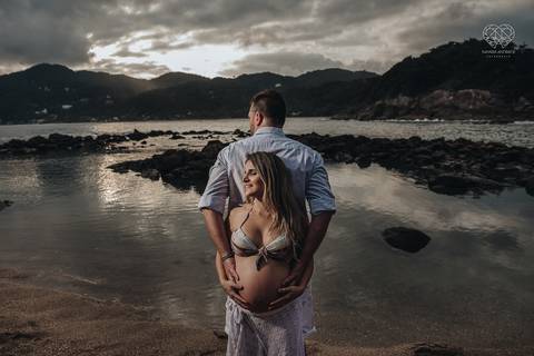 ensaio gestante  feito na praia do guaruja em familia com fotografa premiada vencedora do oscar nayara andrade '
