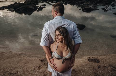 ensaio gestante  feito na praia do guaruja em familia com fotografa premiada vencedora do oscar nayara andrade '
