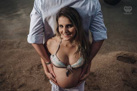 ensaio gestante  feito na praia do guaruja em familia com fotografa premiada vencedora do oscar nayara andrade '