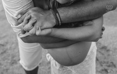 ensaio gestante  feito na praia do guaruja em familia com fotografa premiada vencedora do oscar nayara andrade '
