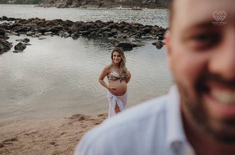 ensaio gestante  feito na praia do guaruja em familia com fotografa premiada vencedora do oscar nayara andrade '