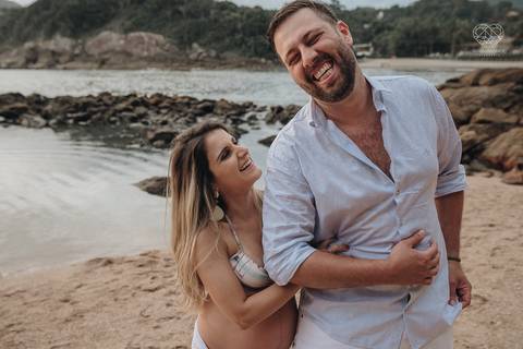 ensaio gestante  feito na praia do guaruja em familia com fotografa premiada vencedora do oscar nayara andrade '