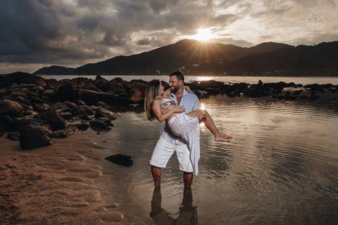 ensaio gestante  feito na praia do guaruja em familia com fotografa premiada vencedora do oscar nayara andrade '