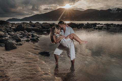 ensaio gestante  feito na praia do guaruja em familia com fotografa premiada vencedora do oscar nayara andrade '