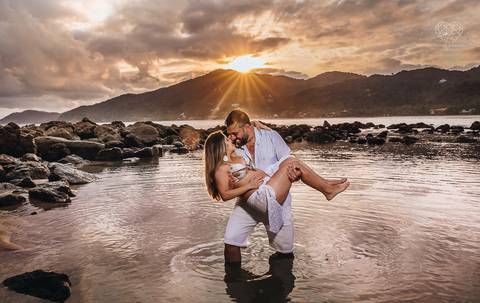 ensaio gestante  feito na praia do guaruja em familia com fotografa premiada vencedora do oscar nayara andrade '
