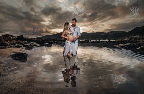 ensaio gestante  feito na praia do guaruja em familia com fotografa premiada vencedora do oscar nayara andrade '