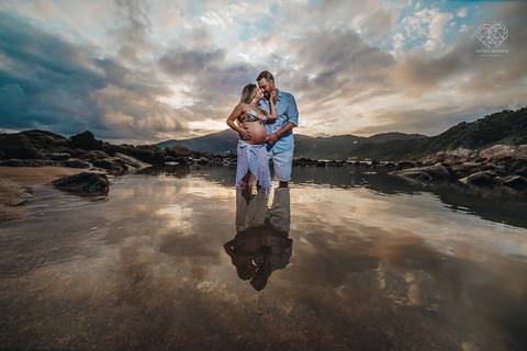 ensaio gestante  feito na praia do guaruja em familia com fotografa premiada vencedora do oscar nayara andrade '